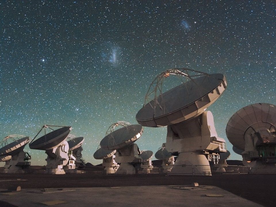 Image of the ALMA array with a starry sky background